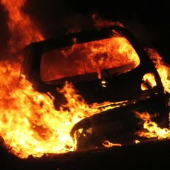 Auto in fiamme sulla statale 16
