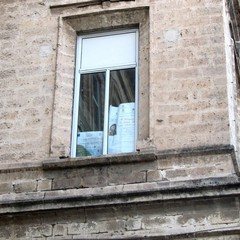 Bagno del Comune di Trani, manifesti al posto della tenda