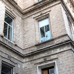 Bagno del Comune di Trani, manifesti al posto della tenda