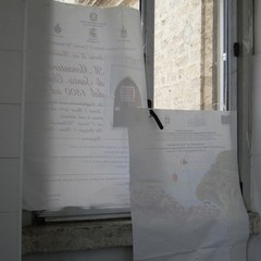 Bagno del Comune di Trani, manifesti al posto della tenda
