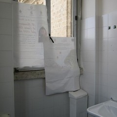 Bagno del Comune di Trani, manifesti al posto della tenda