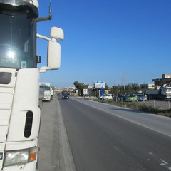 Protesta degli autotrasportatori sulla Trani-Andria
