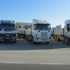 Protesta degli autotrasportatori sulla Trani-Andria