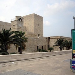 Totem pubblicitario davanti al Castello Svevo