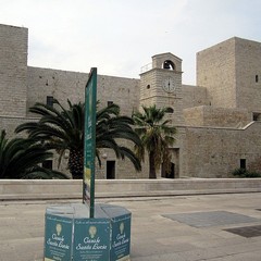 Totem pubblicitario davanti al Castello Svevo