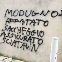 Scritte spray contro i dirigenti del Comune di Trani