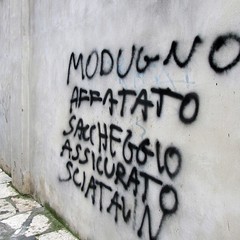 Scritte spray contro i dirigenti del Comune di Trani