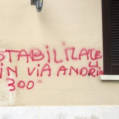 Scritte spray contro i dirigenti del Comune di Trani