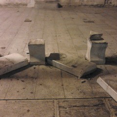 Panchina distrutta in piazza Domenico Sarro