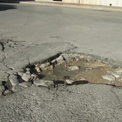 Buche stradali in via Città di Milano