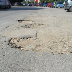 Buche stradali in viale Russia