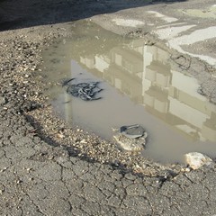 Buche stradali in via Città di Milano