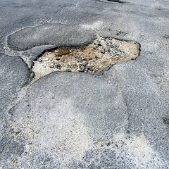 Buche stradali in via Madre Anna Ventura