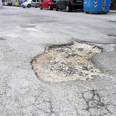 Buche stradali in via Madre Anna Ventura