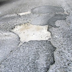 Buche stradali in via Madre Anna Ventura