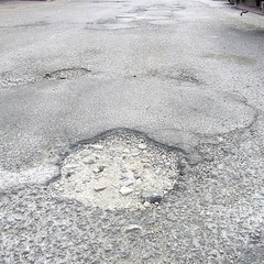 Buche stradali in via Madre Anna Ventura