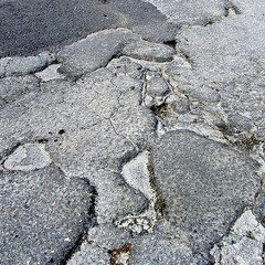 Buche stradali in via Madre Anna Ventura