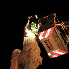 Omaggio floreale all'Immacolata: piazza della Libertà