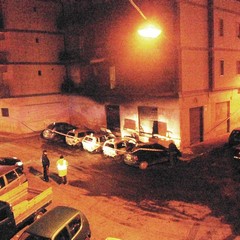 Cinque auto bruciate nella notte in via Ferrara