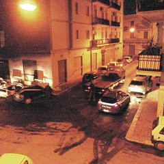 Cinque auto bruciate nella notte in via Ferrara