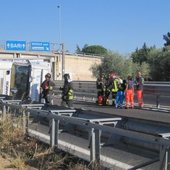 Camion si ribalta sulla strada statale 16 bis