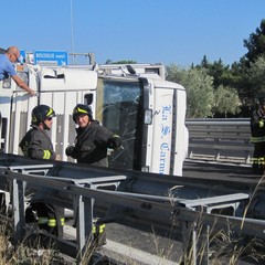 Camion si ribalta sulla strada statale 16 bis