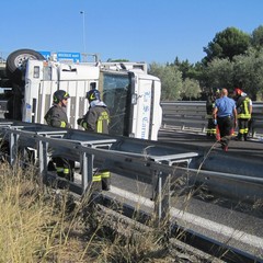 Camion si ribalta sulla strada statale 16 bis