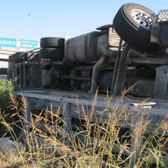 Camion si ribalta sulla strada statale 16 bis