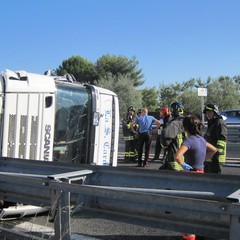 Camion si ribalta sulla strada statale 16 bis