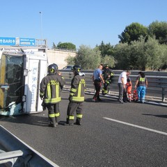 Camion si ribalta sulla strada statale 16 bis
