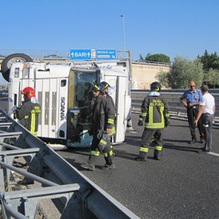 Camion si ribalta sulla strada statale 16 bis