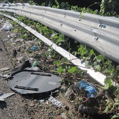 Camion si ribalta sulla strada statale 16 bis