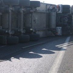 Camion si ribalta sulla strada statale 16 bis