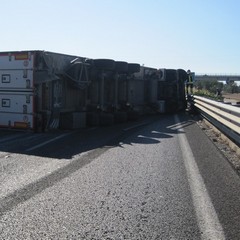 Camion si ribalta sulla strada statale 16 bis