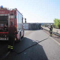 Camion si ribalta sulla strada statale 16 bis