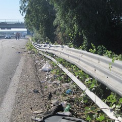 Camion si ribalta sulla strada statale 16 bis