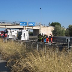 Camion si ribalta sulla strada statale 16 bis
