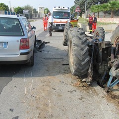 Incidente su via Andria: auto contro trattore