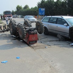 Incidente su via Andria: auto contro trattore
