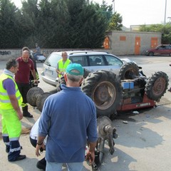 Incidente su via Andria: auto contro trattore