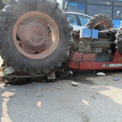 Incidente su via Andria: auto contro trattore