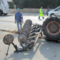Incidente su via Andria: auto contro trattore
