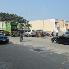 Incidente su via Andria: auto contro trattore