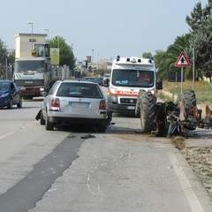 Incidente su via Andria: auto contro trattore