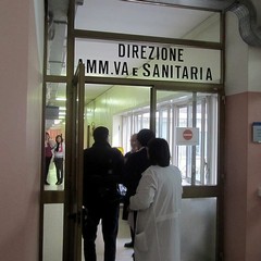Una croce sulla porta del direttore sanitario dell'ospedale di Trani