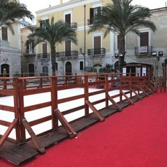 La pista sul... ghiaccio (di plastica) in piazza Teatro