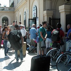 Pendolari bloccati alla stazione di Trani