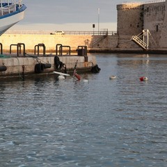 Peschereccio affondato nel porto di Trani