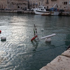 Peschereccio affondato nel porto di Trani