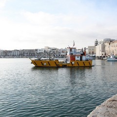 Recuperato il peschereccio affondato nel Porto di Trani